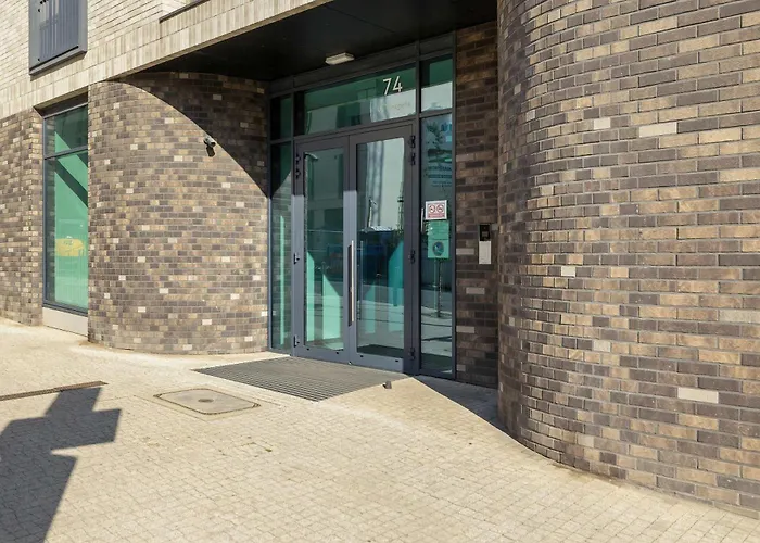 Modern With Parking And Air Conditioning In The Center Of By Renters *