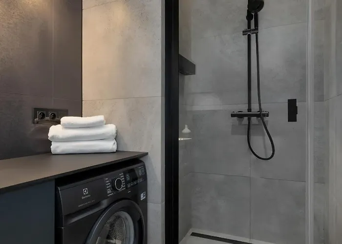 Modern With Parking And Air Conditioning In The Center Of By Renters *