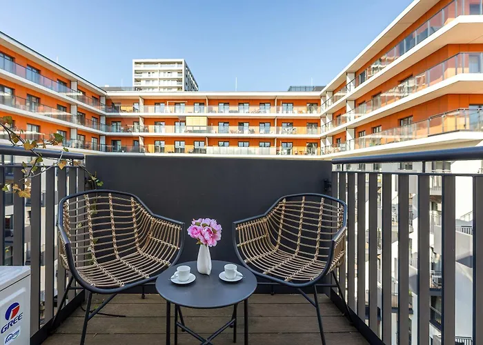 Modern With Parking And Air Conditioning In The Center Of By Renters *